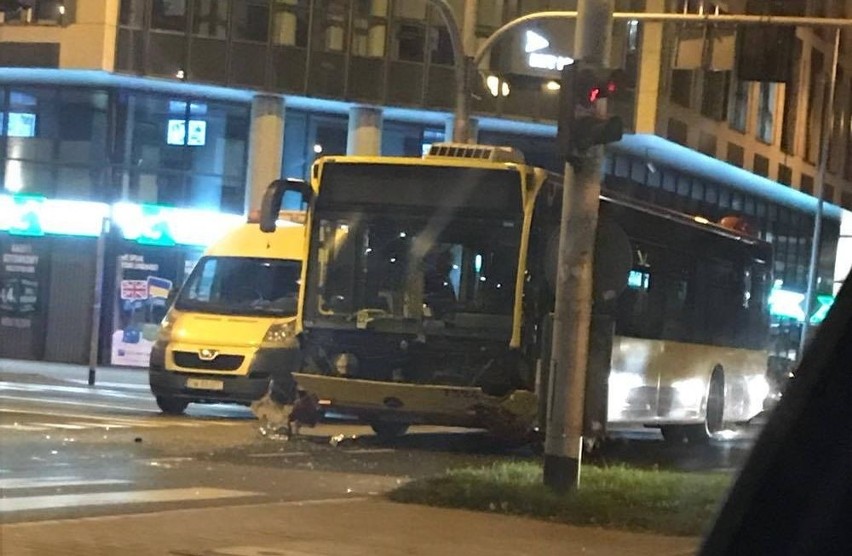 Wypadek autobusu MPK obok Arkad Wrocławskich [ZDJĘCIA]