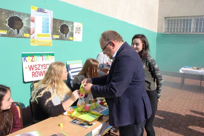 Chcą być wolni i równi. Ciekawy projekt w X Liceum Ogólnokształcącym w Radomiu