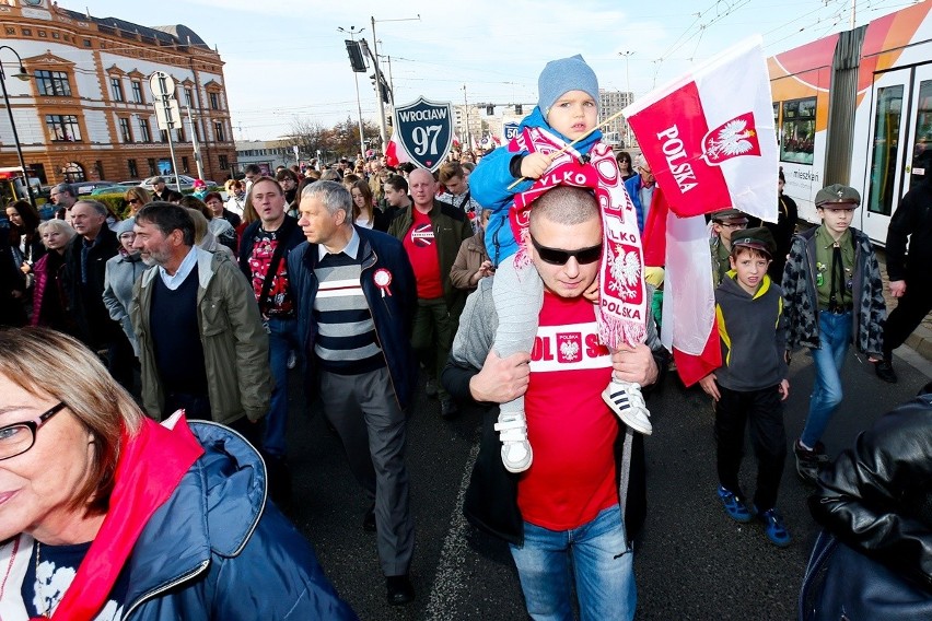 Radosna Parada Niepodległości przeszła przez Wrocław [ZDJĘCIA]