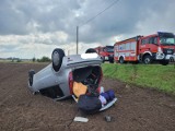 Wypadek pod Namysłowem. Samochód osobowy dachował na polu. Kierowca opuścił pojazd o własnych siłach