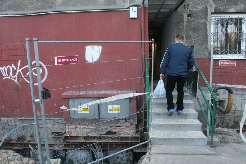 Wieżowiec w Katowicach niebezpiecznie się przechylił. Blok...