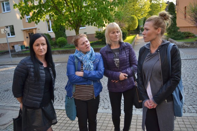 - Czujemy się oszukane, bo kilka miesięcy temu zapewniano, że nasze dzieci będą przyjęte - mówi Anna Jończyk (pierwsza z lewej). Na zdjęciu z innymi mamami.