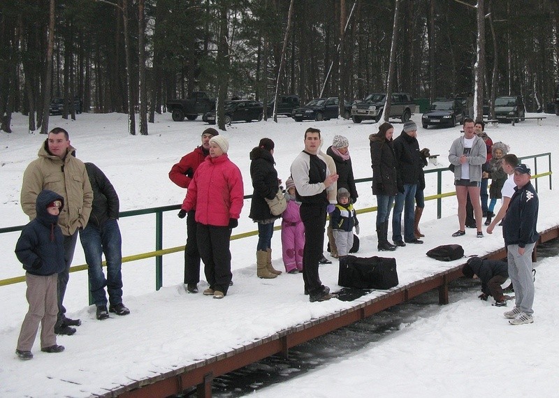 Kąpiel morsów w Miastku. Jezioro Lednik - 27.01.2013