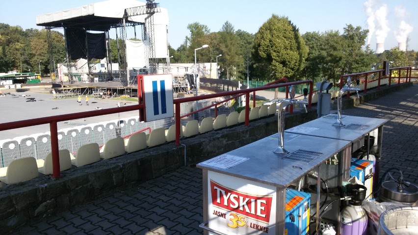 Po koncercie Linkin Park w Rybniku sprzątają stadion. A tak...