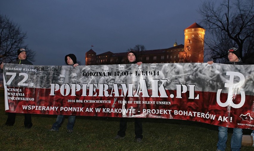 Protest w obronie budowy pomnika AK pod Wawelem [ZDJĘCIA]