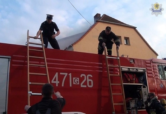 Policjanci ratowali ludzi z płomieni w Lęborku.