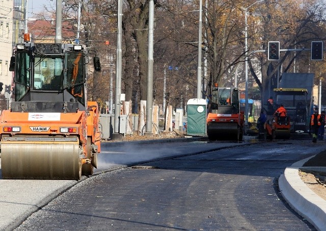 To już ostatnia warstwa asfaltu, teraz będą trwały prace  przy chodnikach i miejscach parkingowych. Czasu jest coraz mniej, zakończenie robót ma nastąpić do 14 listopada.