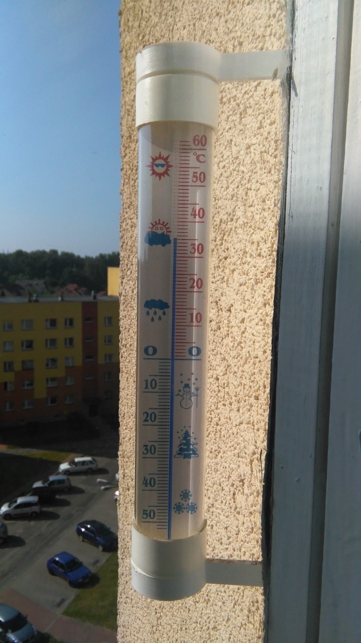 Wskazanie termometra w Dąbrowie Górniczej. 35 st. C w słońcu...