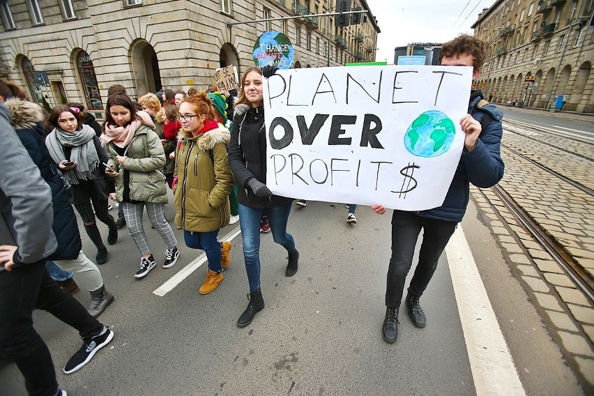 Młodzieżowy strajk klimatyczny w centrum Wrocławia. Uczniowie przeszli Świdnicką (ZDJĘCIA)