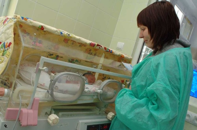 Alicja Sugier z mamą Klaudią tuż przed opuszczeniem koszalińskiego szpitala. Było to możliwe w piątej dobie po urodzeniu Ali. Dziewczynka korzystała z orkiestrowej aparatury - mercedesa wśród inkubatorów.