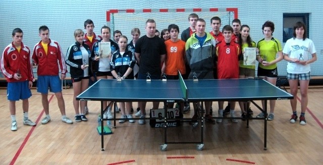 Uczestnicy powiatowych zawodów tenisa stołowego szkół ponadgimnazjalnych, rozgrywanych we Włoszczowie.