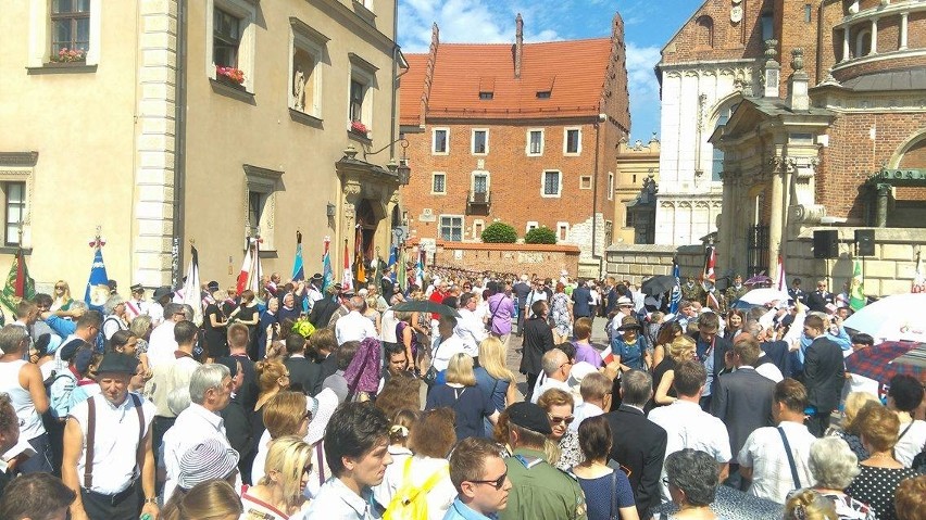 Rozpoczął się pogrzeb kardynała Macharskiego. "To była chodząca świętość" [ZDJĘCIA]