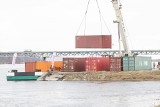 Towary przypłynęły w kontenerach Wisłą z Chełmna do Gdańska w komercyjno-badawczym rejsie. Zobacz zdjęcia
