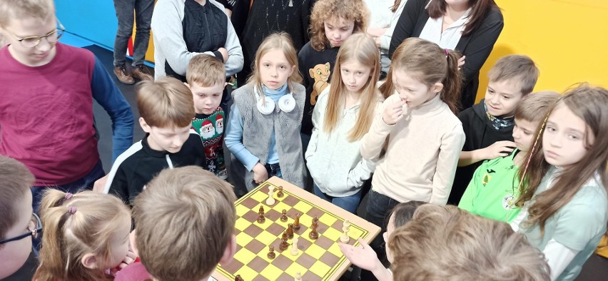 Turniej szachowy w Kadzidle. Ponad 40 młodych zawodniczek i zawodników rywalizowało w Kadzidle. 3.12.2022. Zdjęcia