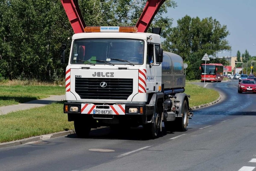 Aquanet Poznań zaczął polewać ulice wodą. Nietypowa akcja...