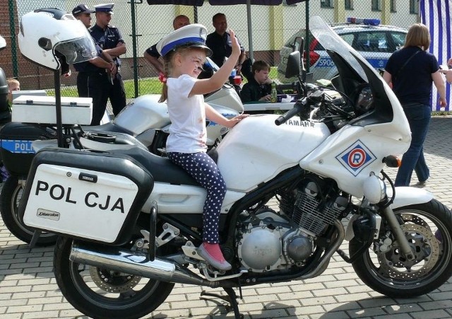 Atrakcją policyjnego stoiska był motocykl, na którym dzieci chętnie siadały.