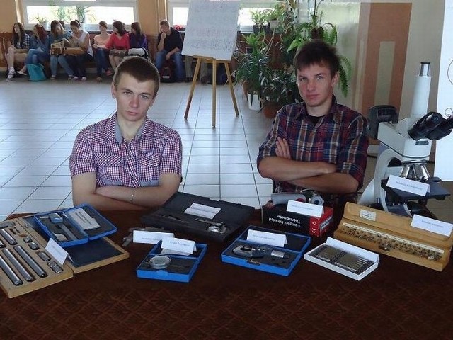 Kamil Dutkiewicz i Patryk Gągolewski prezentują kierunek technik mechanik.