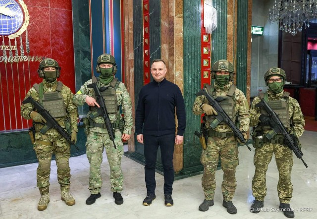 Żołnierze ukraińscy ochraniający prezydenta Andrzeja Dudę podczas jego niedawnej historycznej podróży do Kijowa wyposażeni byli w broń MSBS Grot wyprodukowaną w Radomiu.