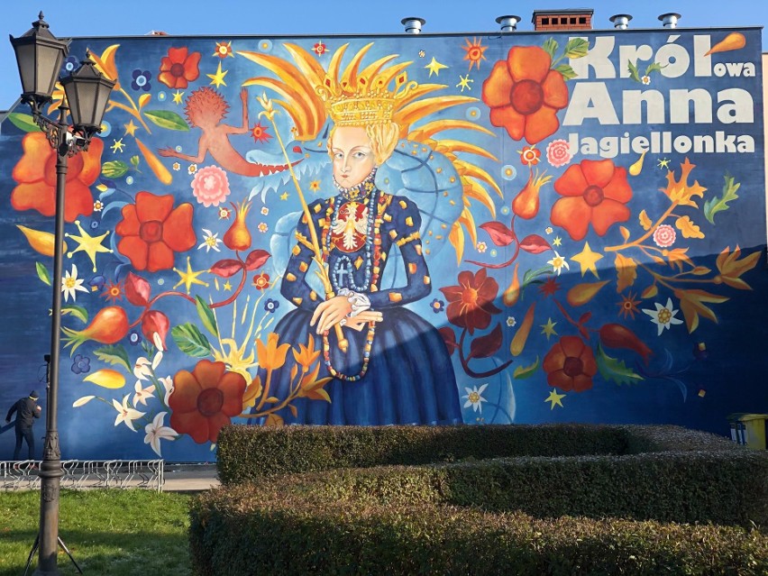 Barwny mural z Anną Jagiellonką powstał w centrum...