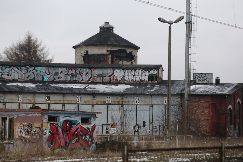 Stara parowozownia w Katowicach niszczeje, a PKP SA nie ma...