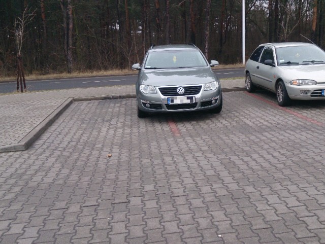 Autodrań tak zaparkował, że zajął dwa miejsca na parkingu przy CRS-ie.