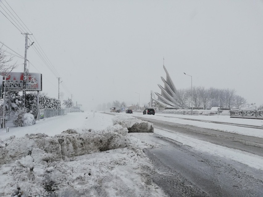 Śnieżyca na Podkarpaciu, trudne warunki na drogach w regionie [ZDJĘCIA INTERNAUTÓW]