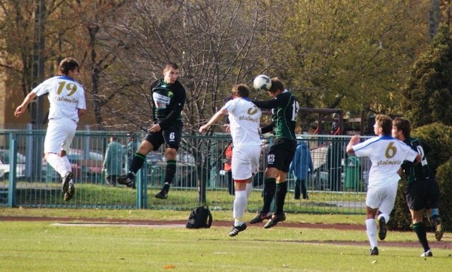 Stal Mielec - Górnik II LecznaPilkarze mieleckiej Stali przegrali u siebie z rezerwami Górnika Leczna (ciemniejsze stroje) 3-4.