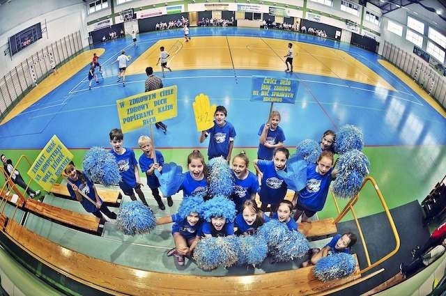 Zwycięskie zdjęcie konkursowe, na którym kibicują dzieci z sekcji lekkiej atletyki UKS „Dwójka”