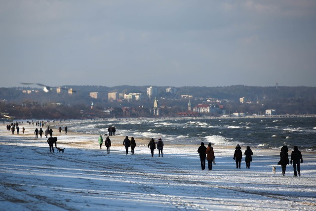 W sobotę w Trójmieście choć było mroźnie, to słońce zachęcało do spacerów. Na plażach w Gdańsku i Sopocie pojawiło się sporo spacerowiczów.