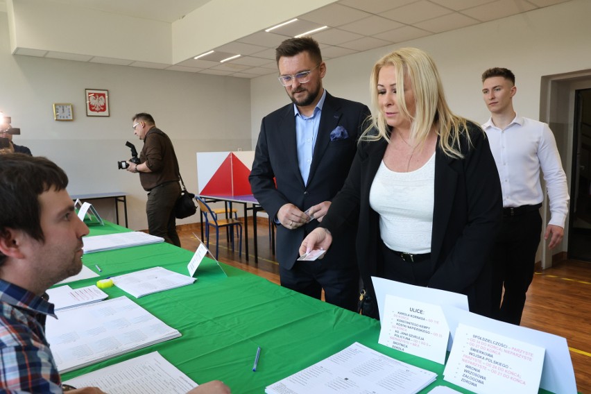 Prezydent Katowic Marcin Krupa głosował wraz z małżonką i...