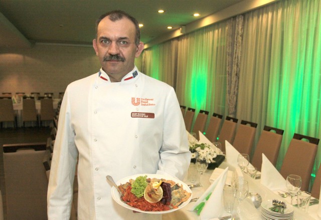 -Krzysztof Bąk, szef kuchni restauracji hotelu Aviator, prezentuje trdycjne danie - smażonego karpia.