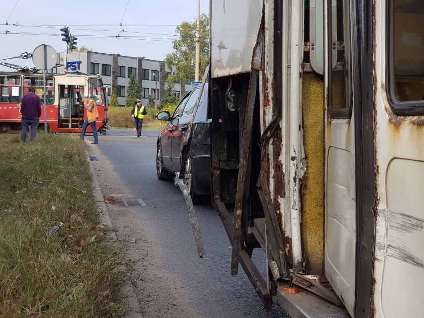 Wykolejony tramwaj po zderzeniu z autobusem na ulicy Wschodniej. Są ranni