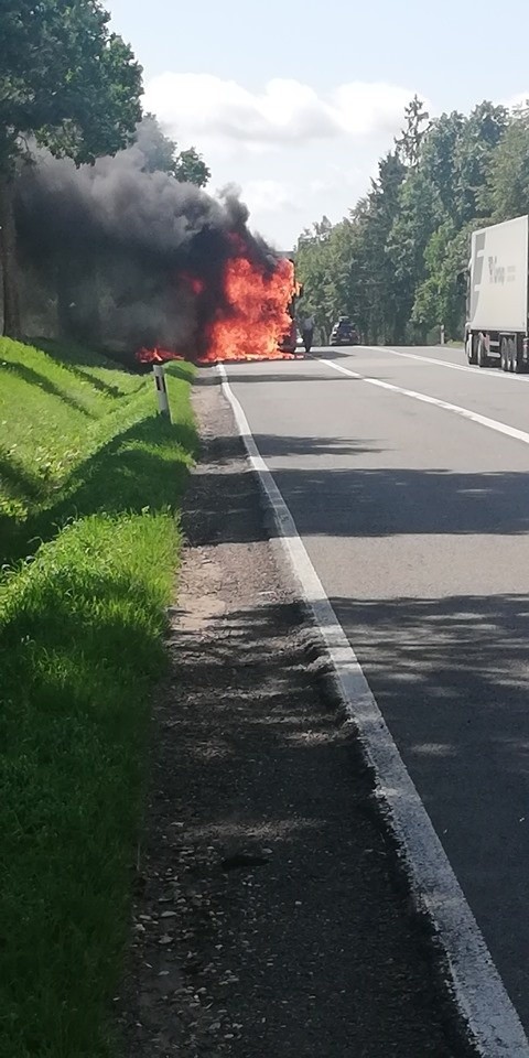 DK19. Płonąca ciężarówka na trasie Sokółka-Kuźnica. Artykuły spożywcze spłonęły w pożarze