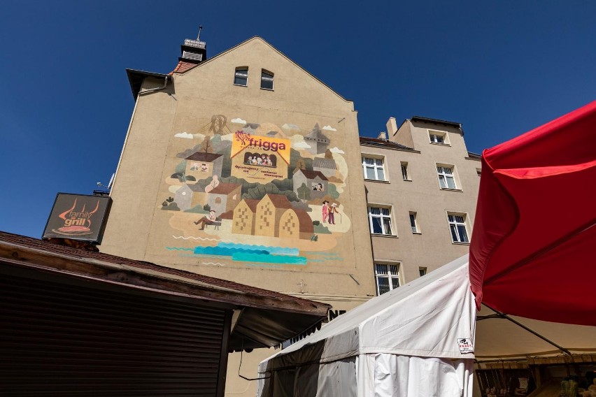 W Bydgoszczy pojawił się nowy mural reklamowy. Wkomponowany...