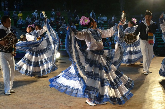 Kolumbijski taniec z pochodniami.