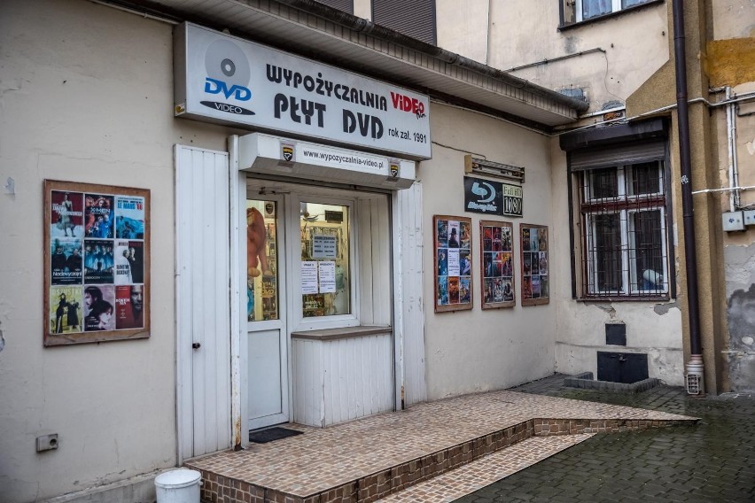 Zamykająca się wypożyczalnia kaset VHS, płyt DVD na ul....