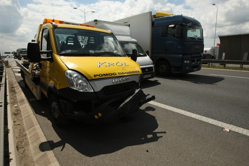 Wypadek na AOW. Laweta uderzyła w barierę. Zablokowała dwa pasy