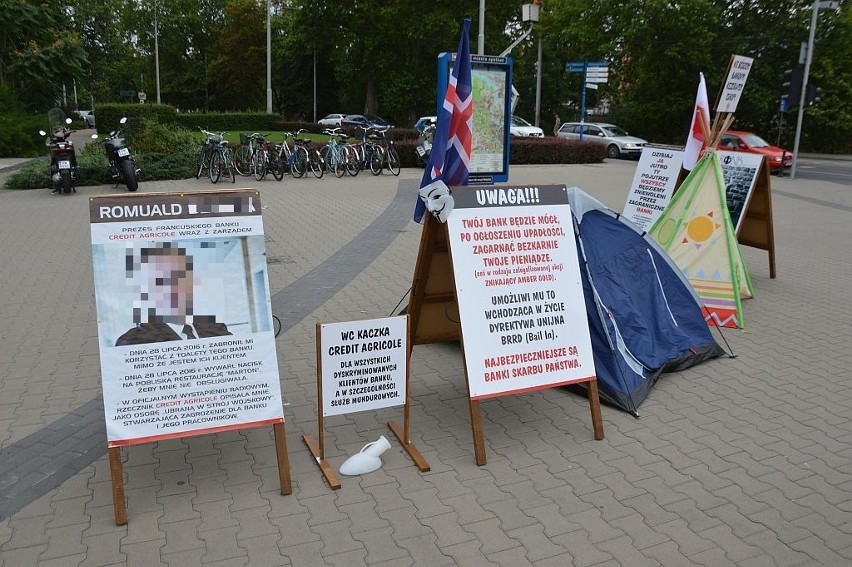 Protest przed bankiem. Bankowcy: boimy się o swoje bezpieczeństwo