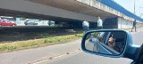 Auto wciśnięte pod most. Kolizja na ul. Gdańskiej w Szczecinie