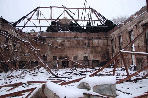 Zgliszcza Domu Oficera w Bornem Sulinowie. Budynek spłonął na początku lutego.  