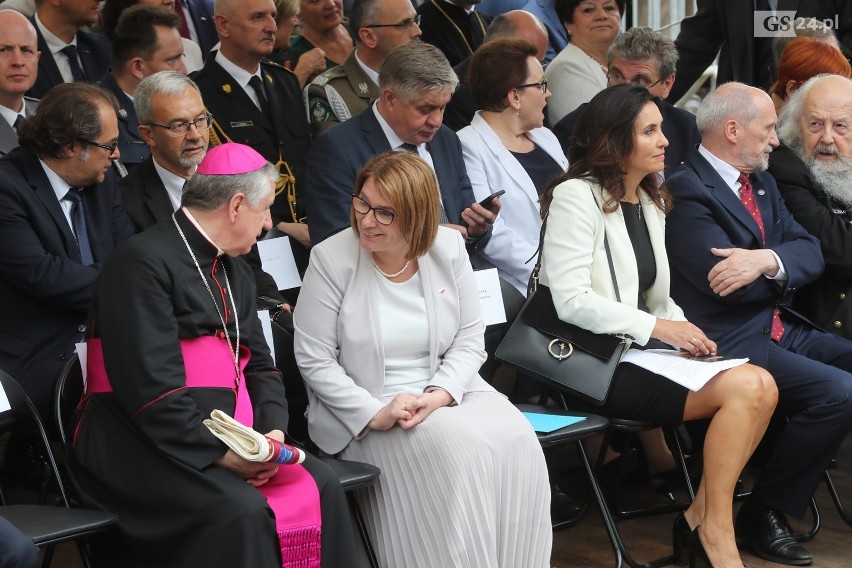 Pomnik Lecha Kaczyńskiego w Szczecinie odsłonięty z pompą. Prezydent w dynamicznej pozie, zamyślony nad Polską  [ZDJĘCIA]