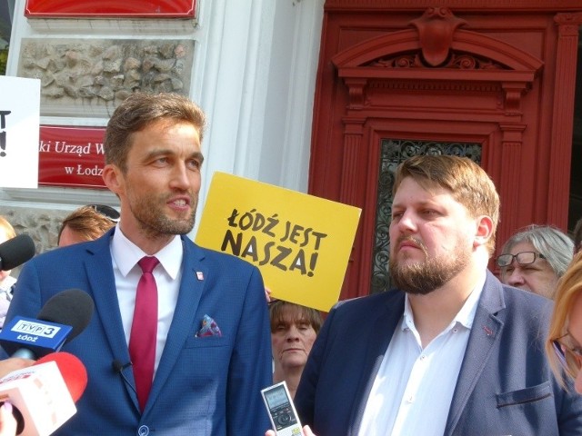 Rafał Górski i poseł Piotr Apel przed łódzkim magistratem.