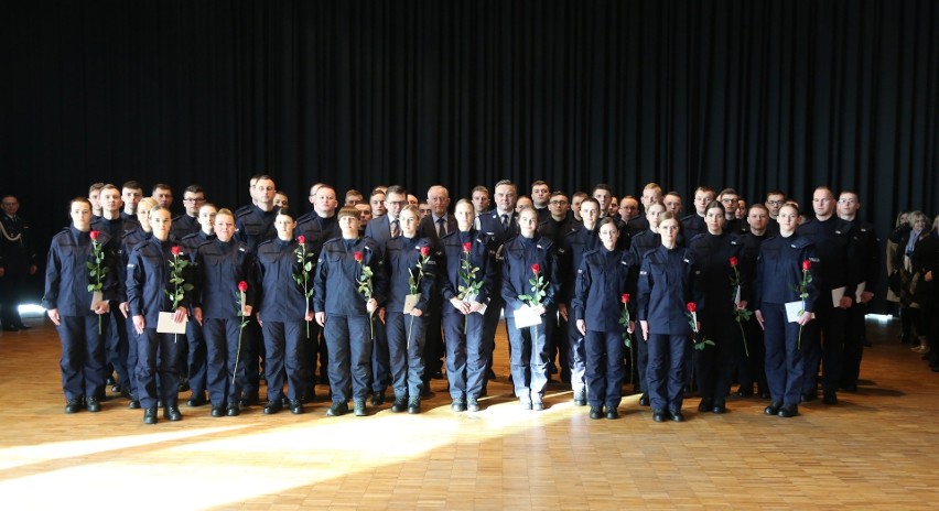 Ślubowanie 55 nowych małopolskich policjantów. A policjantki dostały do odznaki róże