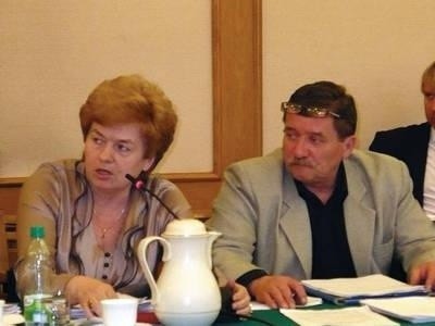 Radny Andrzej Dyda (z prawej) twierdzi, że mieszkańcy Strumian uważają, że aktualizację ewidencji gruntów i budynków wykonano niefachowo. Z lewej radna Maria Michalik. Fot. Jolanta Białek