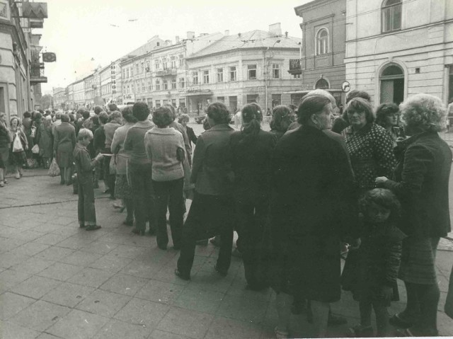 Jerzy Marcinek w sierpniu 1981 roku uwiecznił lublinian czekających w kolejce do sklepu "Goplany" przy Krakowskim Przedmieściu.