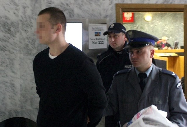 Andrzej U. w asyście policjantów opuszcza salę rozpraw. Za tydzień usłyszy wyrok.