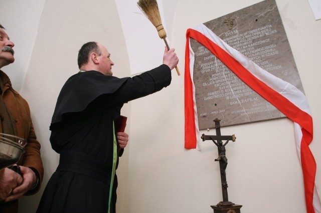 Ojciec Jan Oleszko poświęcił tablicę upamiętniającą działalność bernardynów w klasztorze na Karczówce.