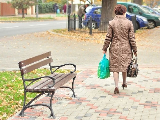 Wzdłuż wyremontowanej części ulicy Szpitalnej w Tarnobrzegu zamontowano kilkanaście ławek, na których mogą odpocząć spacerowicze