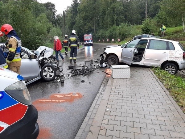 Stara Wieś. Dwa samochody rozbite. Cztery osoby w szpitalu