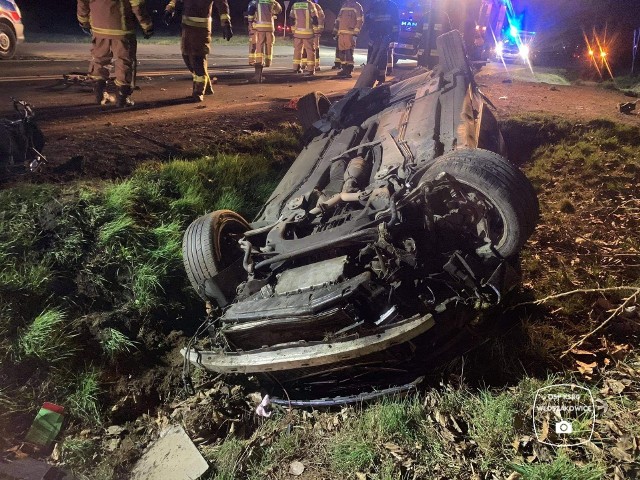 W środowy wieczór w Gołanicach koło Leszna doszło do wypadku. Kierowca audi A4 stracił panowanie nad samochodem, który dachował. W wypadku został ranny 51-latek kierujący pojazdem. Zobacz więcej zdjęć ---->